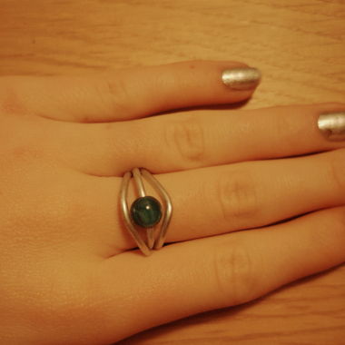 Silberfarbener Ring mit Türkis Stein