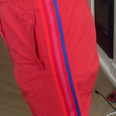 Rote gestreifte Jogginghose