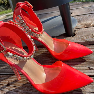 Rote Lack-Pumps mit Absatz