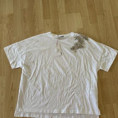T-shirt bianco con applicazione di strass
