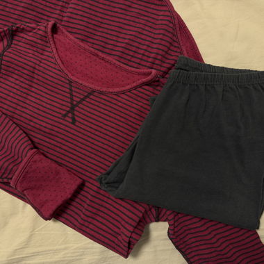 Gestreiftes Pyjama-Set
