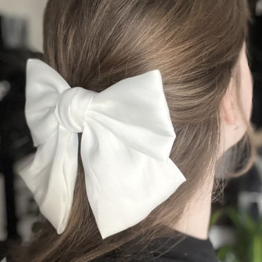 Grande fiocca per capelli in raso bianco