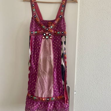 Abito con bretelle multicolore con ricami