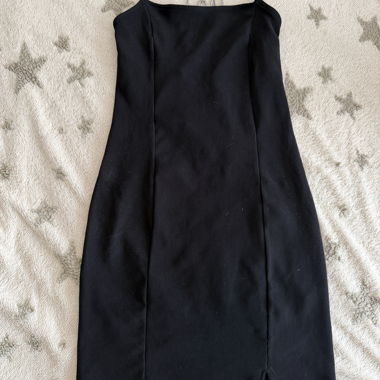 Robe noire ajustée