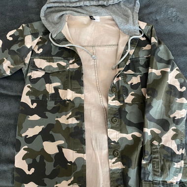 Camo-Kapuzenjacke H&M Divided EUR 32