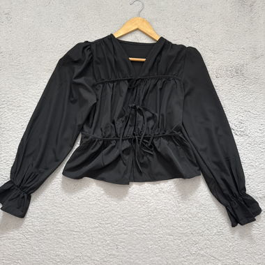 Blusa nera con nastri annodabili