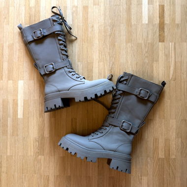 Hohe Stiefel von Zara