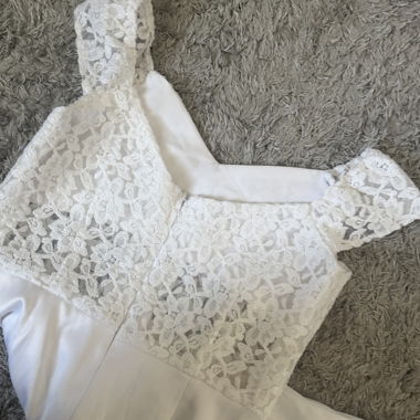 Weisses Hochzeitskleid aus Spitze