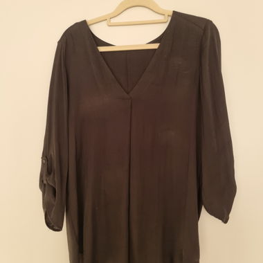Blusa nera leggera con maniche arrotolabili