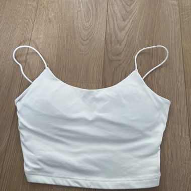 Top corto bianco con spalline sottili