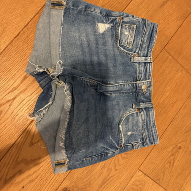 Shorts in jeans con frange