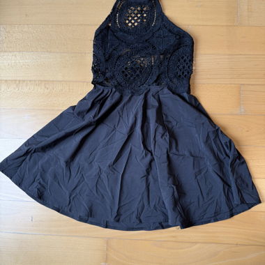 Schwarzes kurzes Kleid