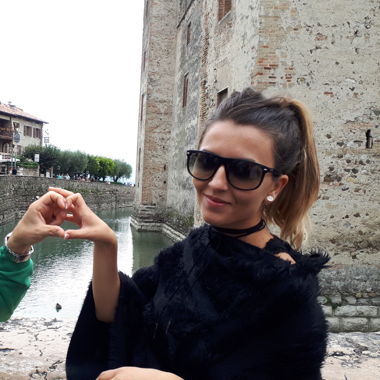 Poncho élégant en fausse fourrure noire