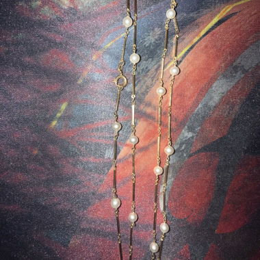 Collier mit goldfarbener Kette und Perlen
