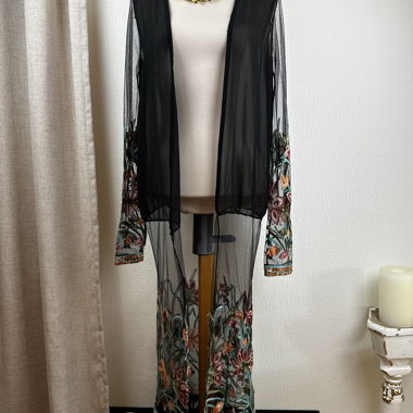 Schwarzer transparenter Kimono mit Stickereien und Fransen