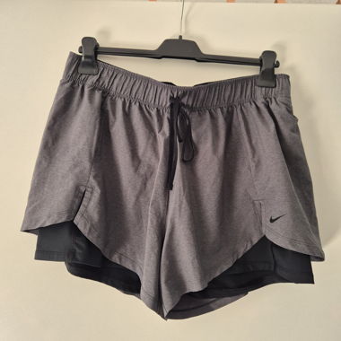 Short de sport Nike gris à doublure