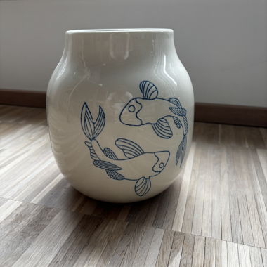 Keramikvase mit Fischmotiv