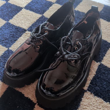 Scarpe verniciate nere RAID con suola spessa