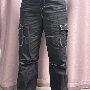 Pantalone cargo lungo nero con cuciture a contrasto bianche