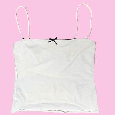 Top bianco con un piccolo fiocco