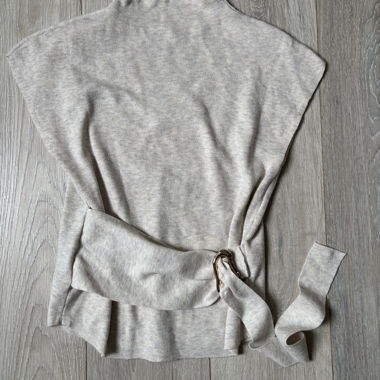 Top in maglia beige senza maniche