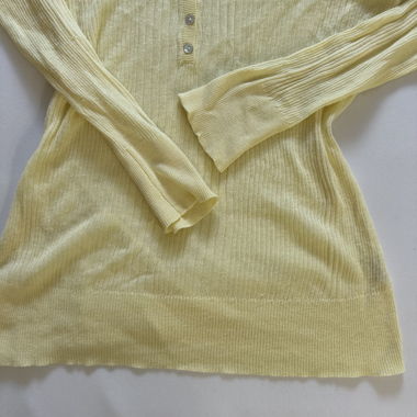 Top giallo in maglia a coste