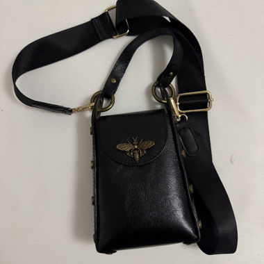Petit sac noir mignon avec fermoir en forme d'abeille