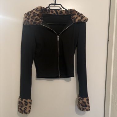 Giacca nera con pelliccia leopardata