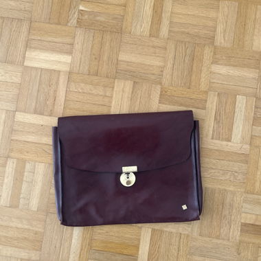 Cartella Vintage in Pelle Bordeaux con Chiusura Dorata