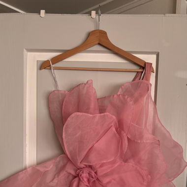 Rosa Blumenkleid 