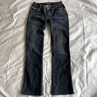 Jeans bootcut con vita bassa e design astratto effetto dark wash