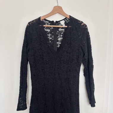 Schwarzes Spitzenkleid