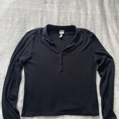 Maglia nera manica lunga con collo