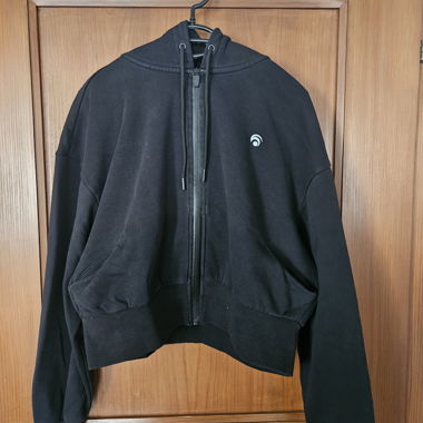 Schwarzer Hoodie mit Reissverschluss