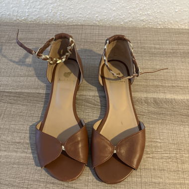 Sandali marroni con cinturino in pelle