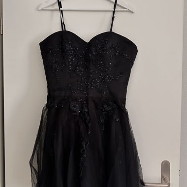Schwarzes Cocktailkleid mit Pailletten