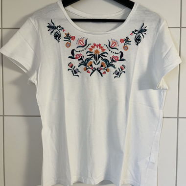 T-shirt bianco ricamato