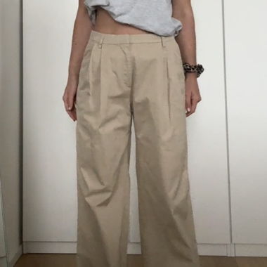 Beige Stoffhose mit weitem Bein