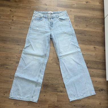 Weite hellblaue Jeans