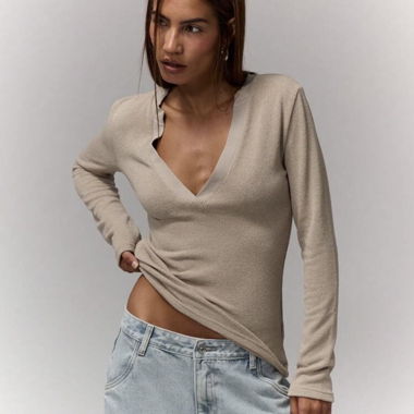 Top beige a maniche lunghe con scollo profondo a V