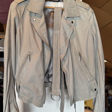 Giacca in pelle grigia stile biker