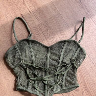 Top stile corsetto in pizzo verde oliva Pull&Bear