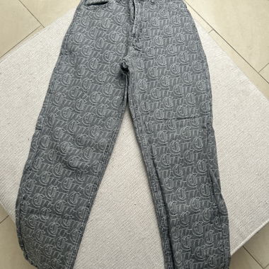 Graue Bershka-Jeans mit Allover-Muster
