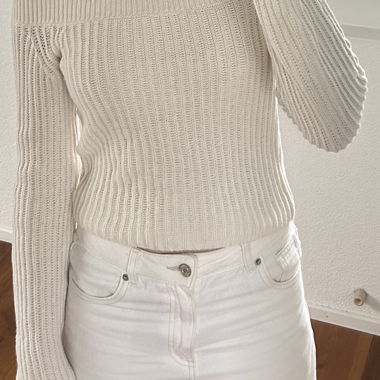 Weisser Strickpullover