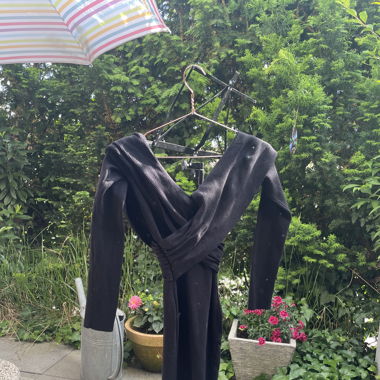 schwarzes Kleid
