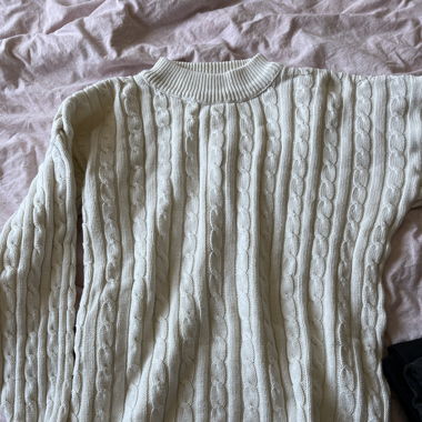 weisser strickpullover