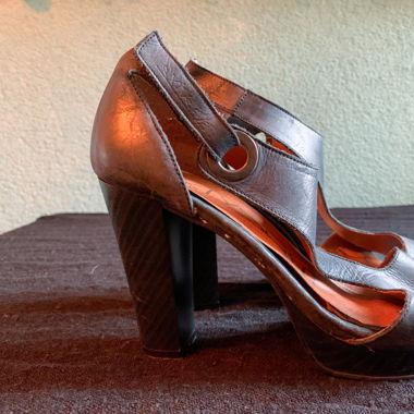 Schwarze hohe Sandalen aus Leder 