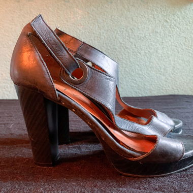 Schwarze hohe Sandalen aus Leder 