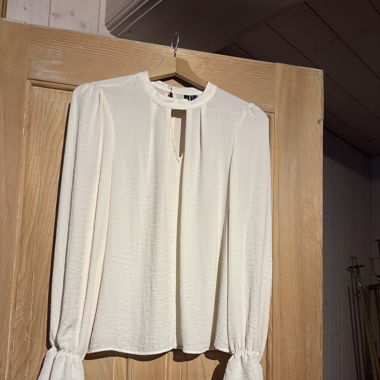 beige bluse