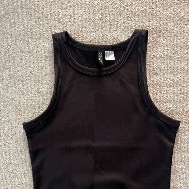 schwarzes Top